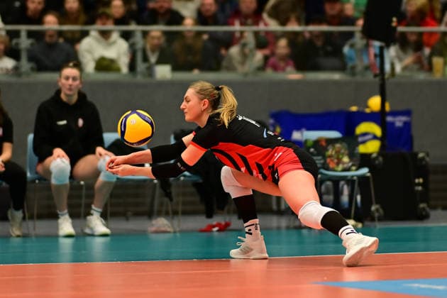 Volleyball I Women I Season 2025 2026 I Bundesliga I 12 Matchday I ETV Hamburger Volksbank Volleys SSC Palmberg Schwerin I 17 01 2026 Rescue operation Fiona Dittmann 14, ETV Hamburger Volksbank Volleys Hamburg CU Arena Hamburg Germany Copyright: xLobeca FelixxSchlikisx