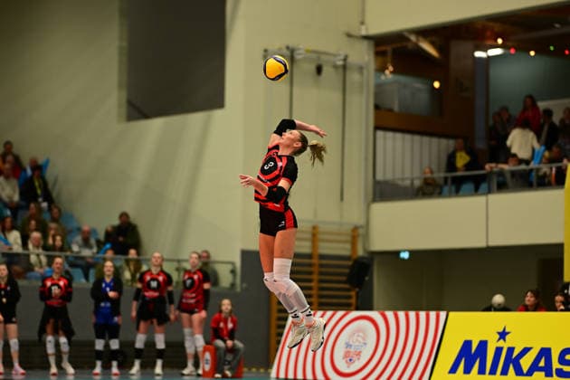 Volleyball I Women I Season 2025 2026 I Bundesliga I 12 Matchday I ETV Hamburger Volksbank Volleys SSC Palmberg Schwerin I 17 01 2026 Serve Lina Köster 3, ETV Hamburger Volksbank Volleys Hamburg CU Arena Hamburg Germany Copyright: xLobeca FelixxSchlikisx