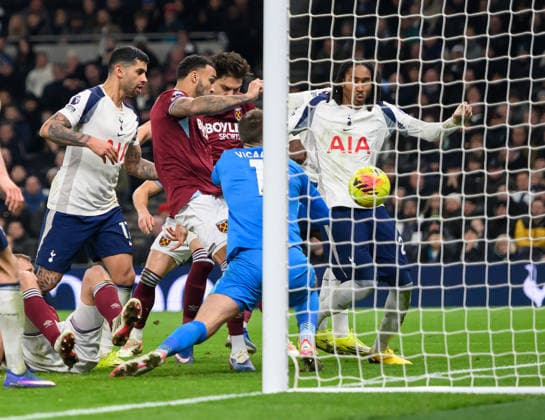 17 January 2026 - Tottenham Hotspur v West Ham United - Premier League - Tottenham Hotspur Stadium. Tottenham Hotspur v West Ham United - Premier League - Tottenham Hotspur Stadium. Callum Wilson scores West Ham s extra time winner. Picture : Mark Pain LONDON England  Copyright: xMarkxPainx