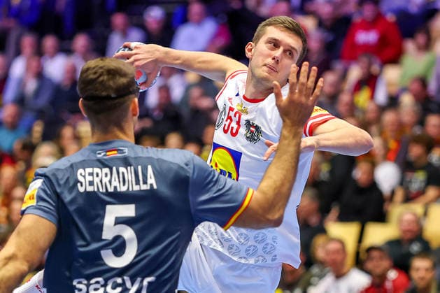 17 01 2026, Handball, Men s EHF EURO 2026, Austria Spain, Jyske Bank Boxing in Herning, Denmark, Preliminary Round Antonio Serradilla Cuenca Espania 05 in a duel against Mykola Bilyk Austria 53 Denmark