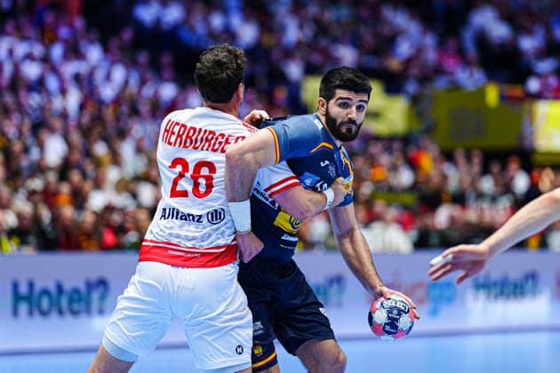 Lukas Herburger Austria, 26 , Imanol Garciandia Spain, 18 DEN, Austria vs Spain, Handball, EHF European Championship 2026, Group A, Matchday 2, 17 01 2026 DEN, Austria vs Spain, Handball, EHF European Championship 2026, Group A, Matchday 2, 17 01 2026 Herning Copyright: xEibner-Pressefoto MarcelxvonxFehrnx EP_MFN