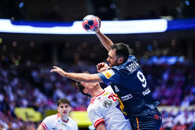Lukas Herburger Austria, 26 , Ian Tarrafeta Spain, 09 DEN, Austria vs Spain, Handball, EHF European Championship 2026, Group A, Matchday 2, 17 01 2026 DEN, Austria vs Spain, Handball, EHF European Championship 2026, Group A, Matchday 2, 17 01 2026 Herning Copyright: xEibner-Pressefoto MarcelxvonxFehrnx EP_MFN