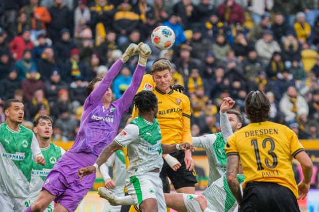 17 01 2026, xomx, Soccer 2 Bundesliga, Dynamo Dresden SpVgg Greuther Fuerth v l Timo Schlieck SpVgg Greuther Fürth klaert DFL DFB REGULATIONS PROHIBIT ANY USE OF PHOTOGRAPHS as IMAGE SEQUENCES and or QUASI VIDEO Dresden
