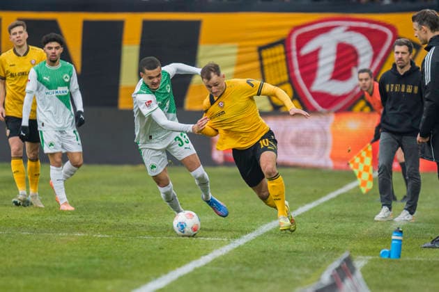 17 01 2026, xomx, Soccer 2 Bundesliga, Dynamo Dresden SpVgg Greuther Fuerth v l Maximilian Dietz SpVgg Greuther Fürth and Jakob Lemmer Dynamo Dresden in a duel on the ball DFL DFB REGULATIONS PROHIBIT ANY USE OF PHOTOGRAPHS as IMAGE SEQUENCES and or QUASI VIDEO Dresden