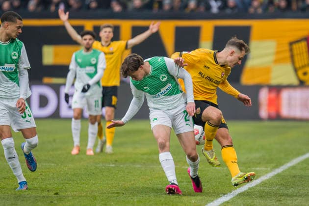 17 01 2026, xomx, Soccer 2 Bundesliga, Dynamo Dresden SpVgg Greuther Fuerth v l Lukas Reich SpVgg Greuther Fürth and Jakob Lemmer Dynamo Dresden in a duel on the ball DFL DFB REGULATIONS PROHIBIT ANY USE OF PHOTOGRAPHS as IMAGE SEQUENCES and or QUASI VIDEO Dresden