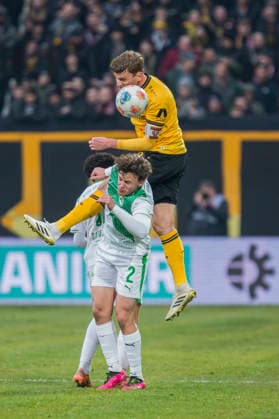 17 01 2026, xomx, Soccer 2 Bundesliga, Dynamo Dresden SpVgg Greuther Fuerth v l Lukas Reich SpVgg Greuther Fürth and Christoph Daferner Dynamo Dresden in a duel on the ball DFL DFB REGULATIONS PROHIBIT ANY USE OF PHOTOGRAPHS as IMAGE SEQUENCES and or QUASI VIDEO Dresden