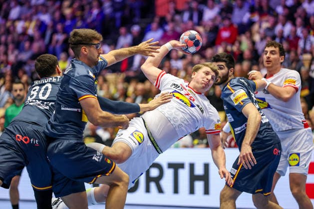 17 01 2026, Handball, Men s EHF EURO 2026, Austria Spain, Jyske Bank Boxing in Herning, Denmark, Preliminary Round Lukas Hutecek Austria 72 in a duel against Antonio Serradilla Cuenca Espania 05 Ian Barrufet Torrebejano Espania 80 Imanol Garciandia Alustiza Espania 18 Denmark