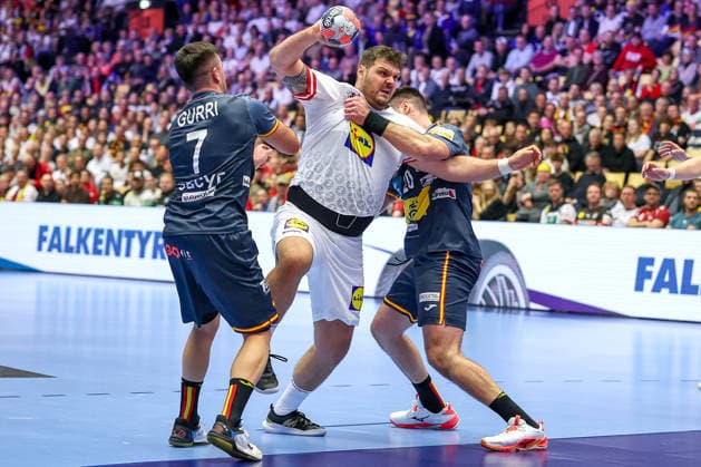 17 01 2026, Handball, Men s EHF EURO 2026, Austria Spain, Jyske Bank Boxing in Herning, Denmark, Preliminary Round Tobias Wagner Austria 55 in a duel against Jan Gurri Aregay Espania 07 Abel Serdio Guntin Espania 20 Denmark
