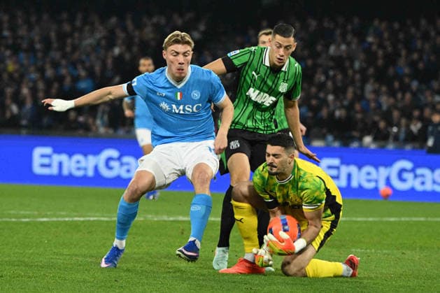 CALCIO - Serie A - SSC Napoli vs US Sassuolo Rasmus Hojlund of SSC Napoli competes for the ball with Arijanet Muric of Sassuolo Calcoio during the Serie A Enelive match between SSC Napoli vs US Sassuolo Calcio at Diego Armando Maradona Stadium Naples Italy  Copyright: xIPAxSport ABACAx