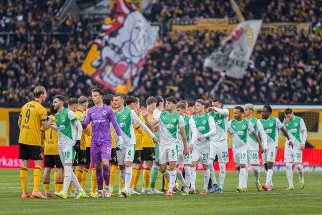 17 01 2026, xomx, Soccer 2 Bundesliga, Dynamo Dresden SpVgg Greuther Fuerth v l high-five after the run-in of both teams DFL DFB REGULATIONS PROHIBIT ANY USE OF PHOTOGRAPHS as IMAGE SEQUENCES and or QUASI VIDEO Dresden