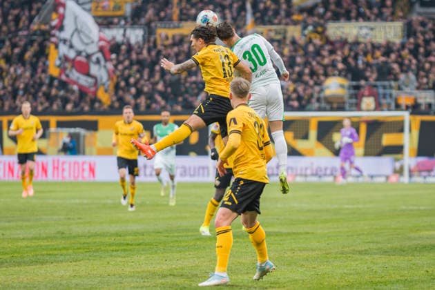 17 01 2026, xomx, Soccer 2 Bundesliga, Dynamo Dresden SpVgg Greuther Fuerth v l Julian Andreas Pauli Dynamo Dresden and Felix Klaus SpVgg Greuther Fürth with his head on the ball Header DFL DFB REGULATIONS PROHIBIT ANY USE OF PHOTOGRAPHS as IMAGE SEQUENCES and or QUASI VIDEO Dresden