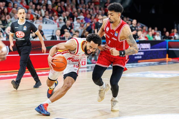 Davion Mintz Fit One Wuerzburg Baskets, 10 , Ibi Watson BMA365 Bamberg Baskets, 02 , BMA365 Bamberg Baskets vs Fitness First Wuerzburg Baskets, Basketball, easyCredit BBL, Matchday 16, 17 01 2026 BMA365 Bamberg Baskets vs Fitness First Wuerzburg Baskets, Basketball, easyCredit BBL, Matchday 16, 17 01 2026 Bamberg Copyright: xEibner-Pressefoto G.xSantemizx EP_EER