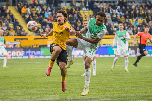 17 01 2026, xomx, Soccer 2 Bundesliga, Dynamo Dresden SpVgg Greuther Fuerth v l Jason Ceka Dynamo Dresden and Julian Green SpVgg Greuther Fuerth in a duel on the ball Both go down injured DFL DFB REGULATIONS PROHIBIT ANY USE OF PHOTOGRAPHS as IMAGE SEQUENCES and or QUASI VIDEO Dresden