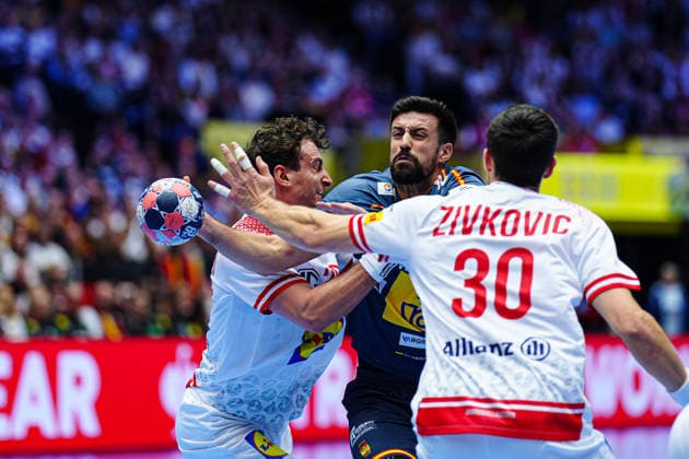 Lukas Herburger Austria, 26 , Agustin Casado Spain, 08 DEN, Austria vs Spain, Handball, EHF European Championship 2026, Group A, Matchday 2, 17 01 2026 DEN, Austria vs Spain, Handball, EHF European Championship 2026, Group A, Matchday 2, 17 01 2026 Herning Copyright: xEibner-Pressefoto MarcelxvonxFehrnx EP_MFN