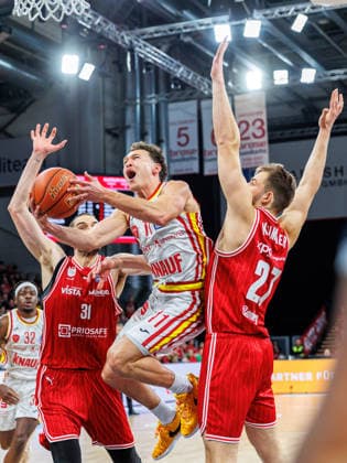 Daniel Keppeler BMA365 Bamberg Baskets, 31 , Brae Ivey Fit One Wuerzburg Baskets, 11 , Moritz Krimmer BMA365 Bamberg Baskets, 27 , BMA365 Bamberg Baskets vs Fitness First Wuerzburg Baskets, Basketball, easyCredit BBL, Matchday 16, 17 01 2026 BMA365 Bamberg Baskets vs Fitness First Wuerzburg Baskets, Basketball, easyCredit BBL, Matchday 16, 17 01 2026 Bamberg Copyright: xEibner-Pressefoto G.xSantemizx EP_EER