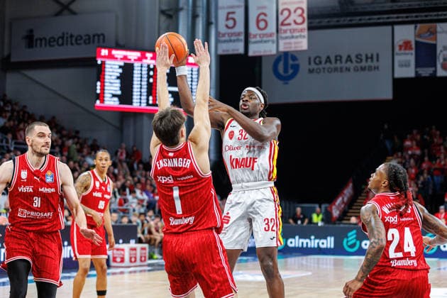 Zachary Ensminger BMA365 Bamberg Baskets, 01 , Charles Thompson Fit One Wuerzburg Baskets, 32 , BMA365 Bamberg Baskets vs Fitness First Wuerzburg Baskets, Basketball, easyCredit BBL, Matchday 16, 17 01 2026 BMA365 Bamberg Baskets vs Fitness First Wuerzburg Baskets, Basketball, easyCredit BBL, Matchday 16, 17 01 2026 Bamberg Copyright: xEibner-Pressefoto G.xSantemizx EP_EER