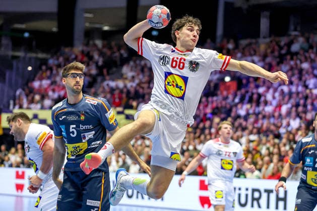 17 01 2026, Handball, Men s EHF EURO 2026, Austria Spain, Jyske Bank Boxing in Herning, Denmark, Preliminary Round Elias Kofler Austria 66 in a duel against Antonio Serradilla Cuenca Espania 05 Denmark