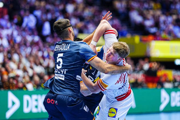 Antonio Serradilla Spain, 05 , Lukas Hutecek Austria, 72 DEN, Austria vs Spain, Handball, EHF European Championship 2026, Group A, Matchday 2, 17 01 2026 DEN, Austria vs Spain, Handball, EHF European Championship 2026, Group A, Matchday 2, 17 01 2026 Herning Copyright: xEibner-Pressefoto MarcelxvonxFehrnx EP_MFN