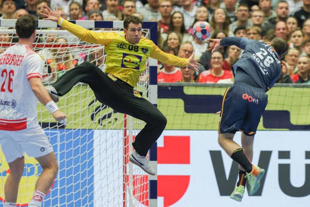 Austria Spain, Men s EHF EM 2026 Aleix Gomez Abello Spain, 28 throws against goalkeeper Constantin Möstl Austria, 98 Handball EHF European Championship, international match between Austria and Spain on January 17, 2026 in Herning Denmark , Herning Denmark Jyske Bank Boxing