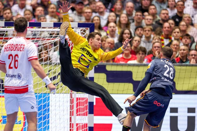 17 01 2026, Handball, Men s EHF EURO 2026, Austria Spain, Jyske Bank Boxing in Herning, Denmark, Preliminary Round Constantin Möstl Austria 98 in a duel against Aleix Gomez Abello Espania 28 Denmark