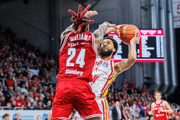 Cobe Williams BMA365 Bamberg Baskets, 24 , Davion Mintz Fit One Wuerzburg Baskets, 10 , BMA365 Bamberg Baskets vs Fitness First Wuerzburg Baskets, Basketball, easyCredit BBL, Matchday 16, 17 01 2026 BMA365 Bamberg Baskets vs Fitness First Wuerzburg Baskets, Basketball, easyCredit BBL, Matchday 16, 17 01 2026 Bamberg Copyright: xEibner-Pressefoto G.xSantemizx EP_EER
