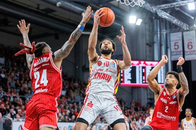 Cobe Williams BMA365 Bamberg Baskets, 24 , Davion Mintz Fit One Wuerzburg Baskets, 10 , Ibi Watson BMA365 Bamberg Baskets, 02 , BMA365 Bamberg Baskets vs Fitness First Wuerzburg Baskets, Basketball, easyCredit BBL, Matchday 16, 17 01 2026 BMA365 Bamberg Baskets vs Fitness First Wuerzburg Baskets, Basketball, easyCredit BBL, Matchday 16, 17 01 2026 Bamberg Copyright: xEibner-Pressefoto G.xSantemizx EP_EER