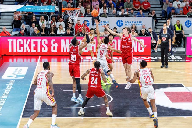 Ejiofor Onu BMA365 Bamberg Baskets, 35 , Davion Mintz Fit One Wuerzburg Baskets, 10 , Richard Balint BMA365 Bamberg Baskets, 11 , BMA365 Bamberg Baskets vs Fitness First Wuerzburg Baskets, Basketball, easyCredit BBL, Matchday 16, 17 01 2026 BMA365 Bamberg Baskets vs Fitness First Wuerzburg Baskets, Basketball, easyCredit BBL, Matchday 16, 17 01 2026 Bamberg Copyright: xEibner-Pressefoto G.xSantemizx EP_EER