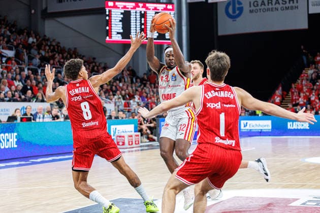 Demarcus Demonia BMA365 Bamberg Baskets, 08 , Charles Thompson Fit One Wuerzburg Baskets, 32 , Zachary Ensminger BMA365 Bamberg Baskets, 01 , BMA365 Bamberg Baskets vs Fitness First Wuerzburg Baskets, Basketball, easyCredit BBL, Matchday 16, 17 01 2026 BMA365 Bamberg Baskets vs Fitness First Wuerzburg Baskets, Basketball, easyCredit BBL, Matchday 16, 17 01 2026 Bamberg Copyright: xEibner-Pressefoto G.xSantemizx EP_EER
