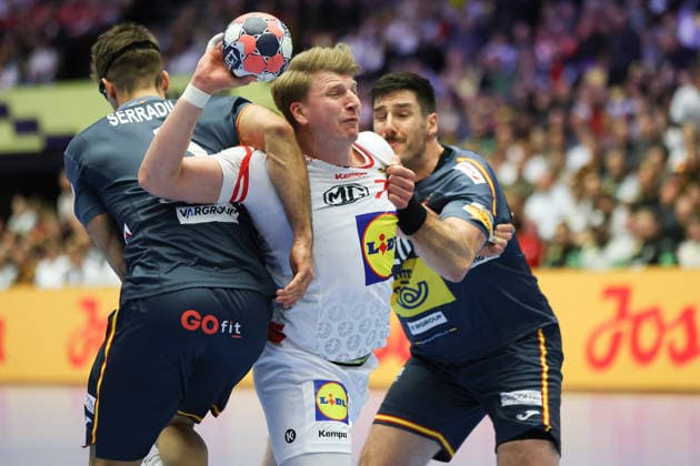 Austria Spain, Men s EHF EM 2026 Lukas Hutecek Austria, 72 is stopped by Antonio Serradilla Cuenca Spain, 5 and Abel Serdio Guntin Spain, 20 Handball EHF European Championship, international match between Austria and Spain on January 17, 2026 in Herning Denmark , Herning Denmark Jyske Bank Boxing