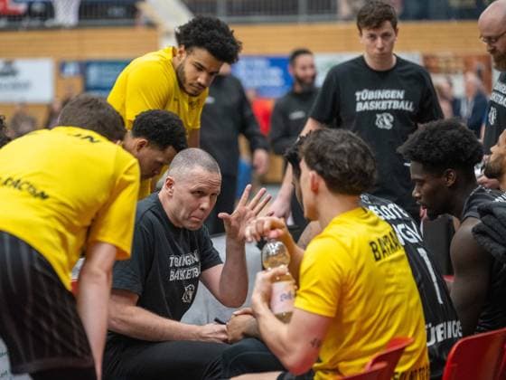 Henrik Gabriel Sonko Tigers Tuebingen, Head Coach gives his team the final instructions VfL SparkassenStars Bochum vs Tigers Tuebingen, Basketball, Barmer 2 Basketball Bundesliga, Matchday 18, Season 2025 2026, 17 01 2026 VfL Bochum vs Tigers Tuebingen, Basketball, Barmer 2 Basketball Bundesliga, Pro A, Matchday 18, Season 2025 2026, 17 01 2026 Bochum Copyright: xEibner-Pressefoto ThomasxHaeslerx EP_THR