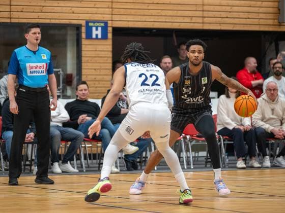 duel between Bernard Joel Pelote III Tigers Tuebingen, 01 and Malek Green VfL SparkassenStars Bochum, 22 VfL SparkassenStars Bochum vs Tigers Tuebingen, Basketball, Barmer 2 Basketballbundesliga, 18 Matchday, Season 2025 2026, 17 01 2026 VfL Bochum vs Tigers Tuebingen, Basketball, Barmer 2 Basketballbundesliga, Pro A, 18 Matchday, Season 2025 2026, 17 01 2026 Bochum Copyright: xEibner-Pressefoto ThomasxHaeslerx EP_THR