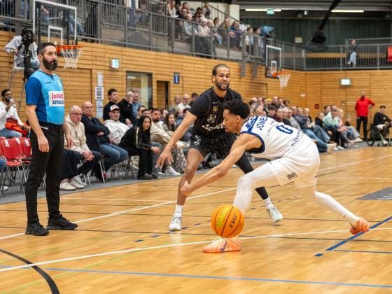 duel between Miles Tention Tigers Tuebingen, 03 and Myreon Lamar James JR VfL SparkassenStars Bochum, 00 VfL SparkassenStars Bochum vs Tigers Tuebingen, Basketball, Barmer 2 Basketballbundesliga, 18 Matchday, Season 2025 2026, 17 01 2026 VfL Bochum vs Tigers Tuebingen, Basketball, Barmer 2 Basketballbundesliga, Pro A, 18 Matchday, Season 2025 2026, 17 01 2026 Bochum Copyright: xEibner-Pressefoto ThomasxHaeslerx EP_THR