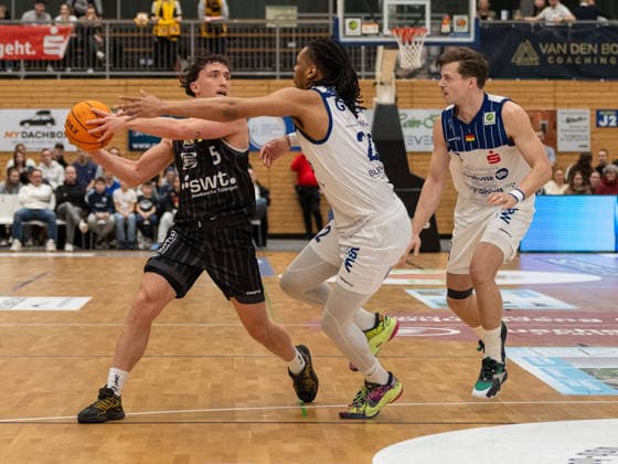 duel between Kaya Bayram Tigers Tuebingen, 05 and Malek Green VfL SparkassenStars Bochum, 22 VfL SparkassenStars Bochum vs Tigers Tuebingen, Basketball, Barmer 2 Basketballbundesliga, 18 Matchday, Season 2025 2026, 17 01 2026 VfL Bochum vs Tigers Tuebingen, Basketball, Barmer 2 Basketballbundesliga, Pro A, 18 Matchday, Season 2025 2026, 17 01 2026 Bochum Copyright: xEibner-Pressefoto ThomasxHaeslerx EP_THR