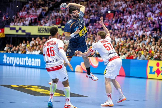 17 01 2026, Handball, Men s EHF EURO 2026, Austria Spain, Jyske Bank Boxing in Herning, Denmark, Preliminary Round xde18 in duel against Eric Damböck Austria 45 Jakob Nigg Austria 57 Denmark