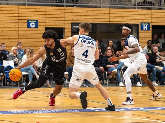 duel between Patrick Emilien Tigers Tuebingen, 15 and Niklas Geske VfL SparkassenStars Bochum, 04 VfL SparkassenStars Bochum vs Tigers Tuebingen, Basketball, Barmer 2 Basketballbundesliga, 18 Matchday, Season 2025 2026, 17 01 2026 VfL Bochum vs Tigers Tuebingen, Basketball, Barmer 2 Basketballbundesliga, Pro A, 18 Matchday, Season 2025 2026, 17 01 2026 Bochum Copyright: xEibner-Pressefoto ThomasxHaeslerx EP_THR