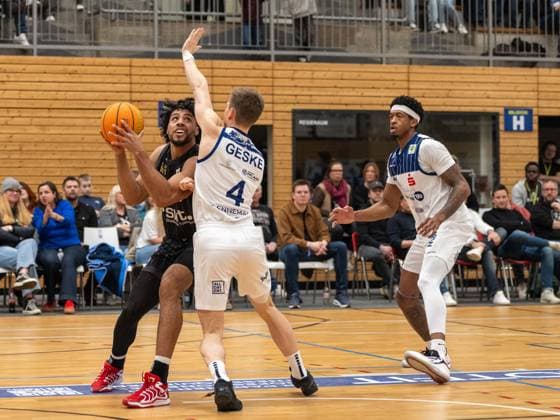 duel between Patrick Emilien Tigers Tuebingen, 15 and Niklas Geske VfL SparkassenStars Bochum, 04 VfL SparkassenStars Bochum vs Tigers Tuebingen, Basketball, Barmer 2 Basketballbundesliga, 18 Matchday, Season 2025 2026, 17 01 2026 VfL Bochum vs Tigers Tuebingen, Basketball, Barmer 2 Basketballbundesliga, Pro A, 18 Matchday, Season 2025 2026, 17 01 2026 Bochum Copyright: xEibner-Pressefoto ThomasxHaeslerx EP_THR