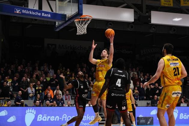 ProA Phoenix Hagen vs SBB Baskets Wolmirstedt, Hagen, 17 01 2026, Ischelandhalle Hagen Fabian Bleck Phoenix Hagen, 10, Forward with a lay-up Barmer2BasketballBundesliga ProA Phoenix Hagen vs SBB Baskets Wolmirstedt, Hagen, 17 01 2026, Ischelandhalle Hagen Copyright: xBEAUTIFULxSPORTS Piepenstockx