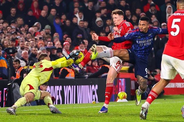 Nottingham Forest v Arsenal, Premier League Matz Sels of Nottingham Forest makes a save during the Nottingham Forest v Arsenal Premier League match at the City Ground, West Bridgford, England on 17 January 2026 Credit: Ryan Crockett Every Second Media Editorial use only. All images are copyright Every Second Media Limited. No images may be reproduced without prior permission. All rights reserved. Premier League and Football League images are subject to licensing agreements with Football DataCo Limited. see https: www.football-dataco.com Copyright: xIMAGO EveryxSecondxMediax ESM-1761-0060 RyanxCrockettx xEveryxSecondxMediax