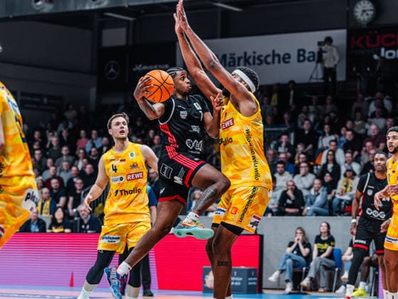 Davien Latrell Williamson SBB Baskets, 07 in duel against Marinus Lucas NGuessan Phoenix Hagen, 19 Phoenix Hagen vs SBB Baskets Wolmirstedt, Basketball, BARMER 2 Basketball Bundesliga, Matchday 18, Season 2025 2026, 17 01 2026 Phoenix Hagen vs SBB Baskets Wolmirstedt, Basketball, BARMER 2 Basketball Bundesliga, Matchday 18, Season 2025 2026, 17 01 2026 Hagen Copyright: xEibner-Pressefoto DamianxKruczynx EP_DKI