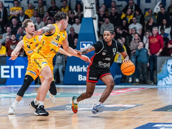 Davien Latrell Williamson SBB Baskets, 07 dribbling against Jeffrey Carroll Phoenix Hagen, 30 and Bjarne Kraushaar Phoenix Hagen, 04 Phoenix Hagen vs SBB Baskets Wolmirstedt, Basketball, BARMER 2 Basketball Bundesliga, 18 Matchday, Season 2025 2026, 17 01 2026 Phoenix Hagen vs SBB Baskets Wolmirstedt, Basketball, BARMER 2 Basketball Bundesliga, 18 Matchday, Season 2025 2026, 17 01 2026 Hagen Copyright: xEibner-Pressefoto DamianxKruczynx EP_DKI