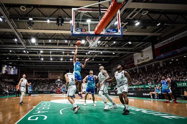 Jaedon Le Dee Skyliners Frankfurt scores against Behnam Yakhchali Gladiators Trier , Maik Zirbes Gladiators Trier , Dexter Akanno Gladiators Trier , Vet Concept Gladiators Trier vs Skyliners Frankfurt, Basketball, easyCredit BBL, Matchday 16, Season 2025 2026, 17 01 2026 Vet Concept Gladiators Trier vs Skyliners Frankfurt, Basketball, easyCredit BBL, Matchday 16, Season 2025 2026, 17 01 2026 Copyright: xEibner-Pressefoto AlexanderxNeisx EP_ANS