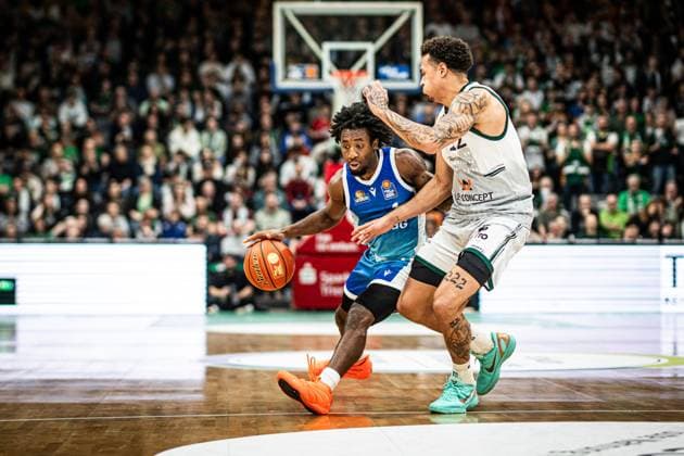 Isaiah Swope Skyliners Frankfurt in a duel with Nolan Adekunle Gladiators Trier , Vet Concept Gladiators Trier vs Skyliners Frankfurt, Basketball, easyCredit BBL, Matchday 16, Season 2025 2026, 17 01 2026 Vet Concept Gladiators Trier vs Skyliners Frankfurt, Basketball, easyCredit BBL, Matchday 16, Season 2025 2026, 17 01 2026 Copyright: xEibner-Pressefoto AlexanderxNeisx EP_ANS