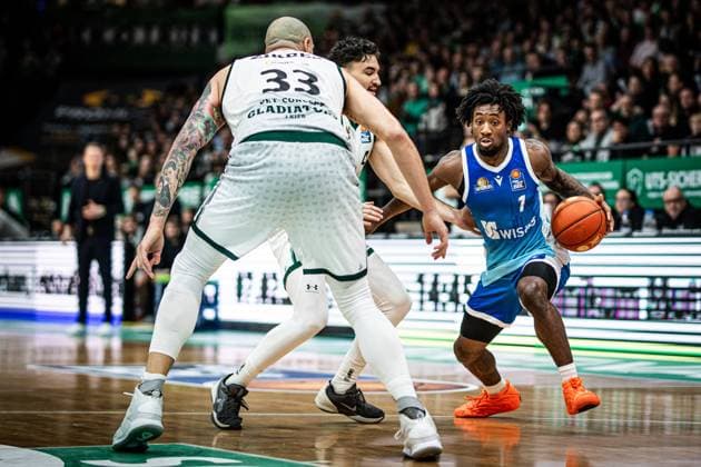 Isaiah Swope Skyliners Frankfurt in a duel with Maik Zirbes Gladiators Trier and Clayton Guillozet Gladiators Trier , Vet Concept Gladiators Trier vs Skyliners Frankfurt, Basketball, easyCredit BBL, Matchday 16, Season 2025 2026, 17 01 2026 Vet Concept Gladiators Trier vs Skyliners Frankfurt, Basketball, easyCredit BBL, Matchday 16, Season 2025 2026, 17 01 2026 Copyright: xEibner-Pressefoto AlexanderxNeisx EP_ANS