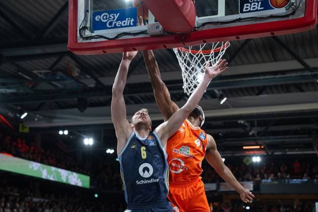 Game action with Malte Delow 6 Alba Berlin and Lloyd Pandi 41, Rasta Vechta at the basket on matchday 16 of the EasyCredit BBL Malte Delow 6 Alba Berlin and Lloyd Pandi 41, Rasta Vechta Copyright: xFeyzullahxGökalp feyzofsportsx