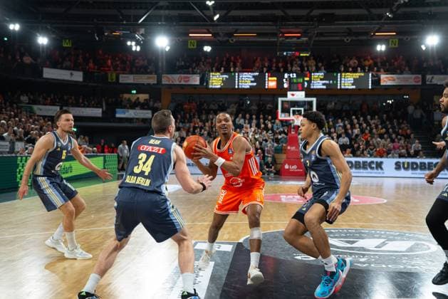 Alonzo Verge Jr 11, Rasta Vechta and Martin Hermannsson 15 Alba Berlin with ball in action on matchday 16 of the EasyCredit BBL in Vechta Alonzo Verge Jr 11, Rasta Vechta and Martin Hermannsson 15 Alba Berlin with ball in action Copyright: xFeyzullahxGökalp feyzofsportsx