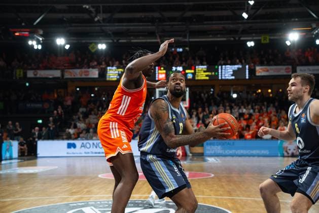 Game action with Jwan Roberts 13 Alba Berlin and Luc van Slooten 6 Rasta Vechta on matchday 16 of the EasyCredit BBL in Vechta Jwan Roberts 13 Alba Berlin with ball against Luc van Slooten 6 Rasta Vechta Copyright: xFeyzullahxGökalp feyzofsportsx