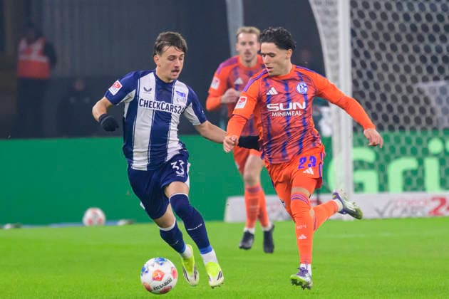GER, Berlin, soccer, Hertha BSC vs FC Schalke 04, DFB, 2nd Bundesliga, 2025 2026 season, Gameday 18, f l t r Michal Karbownik Hertha BSC , Soufiane El Faouzi FC Schalke 04 23 , Action, duels, fighting for the ball, DFB DFL REGULATIONS PROHIBIT ANY USE OF PHOTOGRAPHS AS IMAGE SEQUENCES AND OR QUASI VIDEO, January 17, 2026, Copyright: HMBxMedia UwexKoch