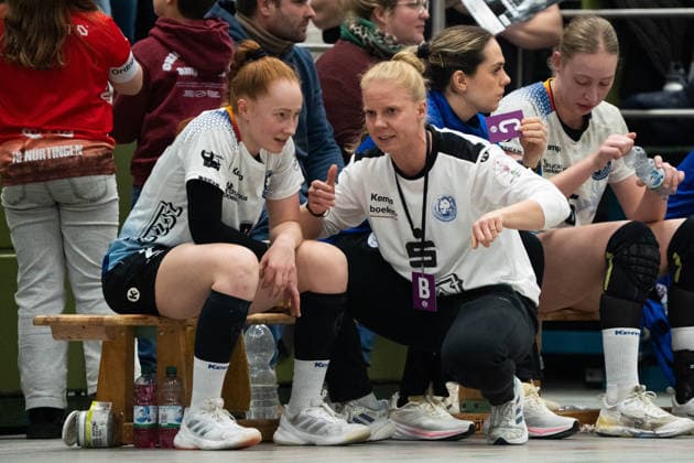 Annalena Welsch Bergischer HC 06, 02 and Assina Mueller Bergischer HC 06, Head Coach , TG Nuertingen vs Bergischer HC 06, Handball, 2 Bundesliga Women, Matchday 14, Season 2025 2026, 17 01 2026, TG Nuertingen vs Bergischer HC 06, Handball, 2 Bundesliga Women, Matchday 14, Season 2025 2026, 17 01 2026 Nuertingen Copyright: xEibner-Pressefoto MaxxVogelx EP_MVL