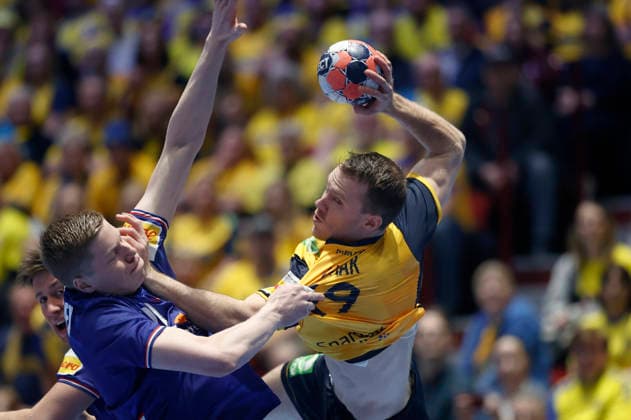 MALMÖ, SWEDEN 20260117 Netherlands Niels Versteijnen and Sweden s Felix Claar in action during the 2026 EHF European Men s Handball Championship the EHF Euro 2026 match between Sweden and Netherlands, at Malmo Arena in Malmo, Sweden, on January 17, 2026 MALMÖ SWEDEN x10600x  Copyright: xAndreasxHillergren TTx EHF EURO 2026 SWEDEN-NETHERLANDS
