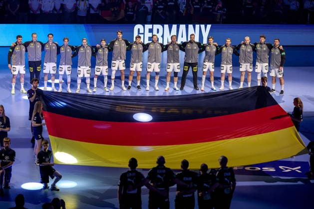 17 01 2026, Handball, Men s EHF EURO 2026, Germany Serbia, Jyske Bank Boxing in Herning, Denmark, Preliminary Round the German national team stands together arm in arm during the national anthem L R Johannes Golla Germany 04 Miro Schluroff Germany 05 Mathis Häseler Germany 14 Juri Knorr Germany 15 Lukas Zerbe Germany 17 Julian Köster Germany 18 Renars Uscins Germany 23 Tom Kiesler Germany 30 Franz Semper Germany 32 Andreas Wolff Germany 33 Rune Dahmke Germany 34 Lukas Mertens Germany 36 Justus Fischer Germany 54 Marko Grgic Germany 71 Jannik Kohlbacher Germany 80 Denmark